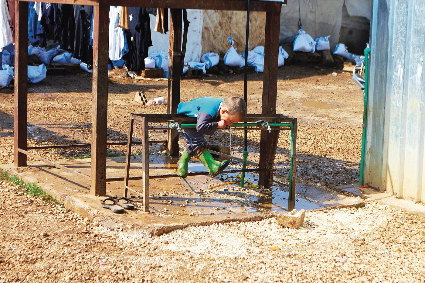 Życie w nielegalnym obozowisku syryjskich uchodźców w Queshra, Liban, fot. Wojciech Cegielski 